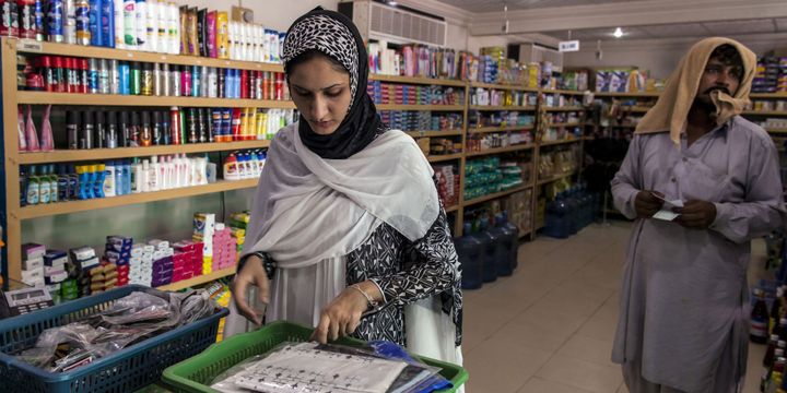 Dans une boutique de Sargodha, au Pakistan, le 7 juin 2013, Ayesha Farooq a tombé son uniforme de pilote de chasse. (REUTERS / Zohra Bensemra)