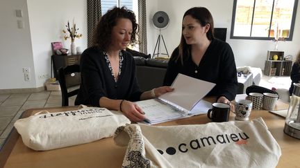 Aurélie Bonnenfant et Noémie Charrier, deux anciennes salariées de l'enseigne Camaïeu, aux Herbiers (Vendée), le 22 février 2023. (RAPHAEL GODET / FRANCEINFO)