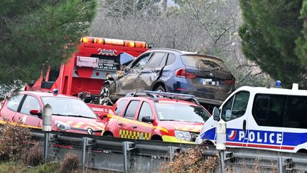 Le véhicule qui a percuté un mur de bottes de paille à Pamiers (Ariège), faisant deux morts, le 23 janvier 2024. (NATHALIE SAINT AFFRE / MAXPPP)