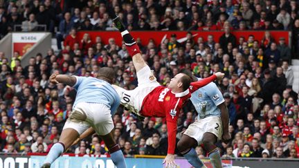 Geste spectaculaire pour Wayne Rooney, en plein derby mancunien. (? DARREN STAPLES / REUTERS / X01323)