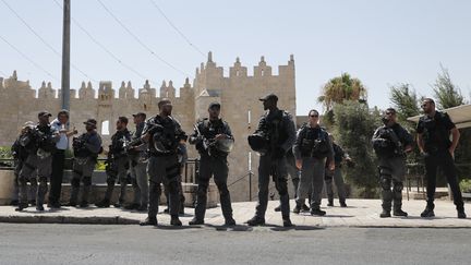 Les forces de l'ordre&nbsp;israéliennes surveillent un des&nbsp;accès à la vieille ville de Jérusalem, le 14 juillet 2017. (THOMAS COEX / AFP)