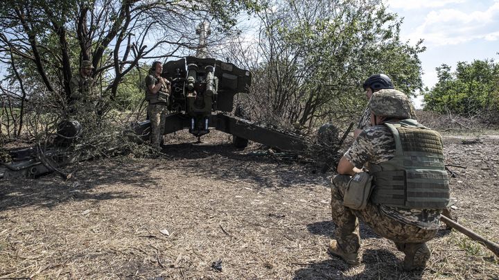 Des artilleurs ukrainiens vérifient leur matériel avant de rejoindre la ligne de front située entre Mykolaïv et Kherson (Ukraine), le 15 juillet 2022. (METIN AKTAS / ANADOLU AGENCY)