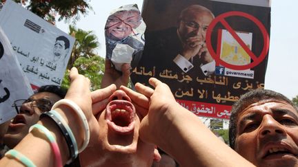 Manifestation contre le candidat &agrave; la pr&eacute;sidence Ahmed Shafiq devant le conseil constitutionnel au Caire (Egypte), le 14 juin 2012. (MARWAN NAAMANI / AFP)