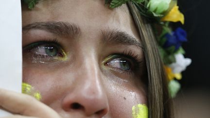 &nbsp; (Une supportrice brésilienne inconsolable après la défaite du Brésil dans la petite finale © Reuters)