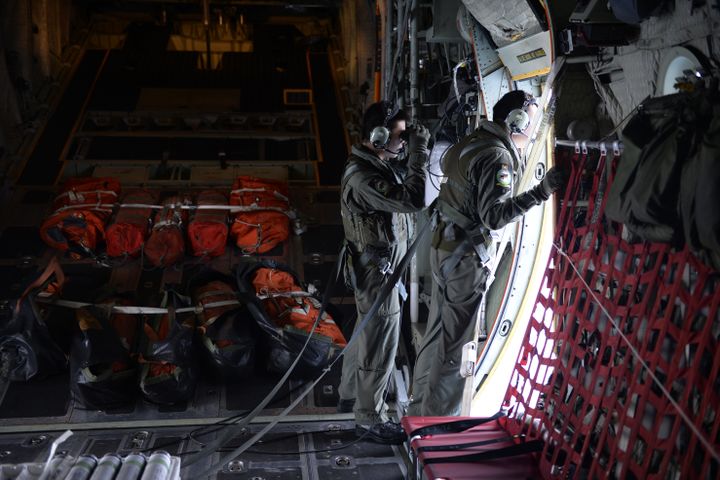 Des membres de l'armée singapourienne cherchent le MH370, en mer de Chine, le 9 mars 2014. (DESMOND LIN / AFP)