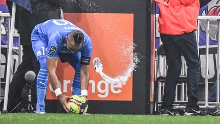 Le joueur de Marseille Dimitri Payet a été touché par le jet d'une bouteille d'eau pleine, au Groupama Stadium de Lyon lors du match OL-OM le 21 novembre 2021. (PHILIPPE DESMAZES / AFP)