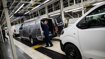 Une chaîne de montage d'une usine Stellantis, dans le Nord, en octobre 2022 (photo d'illustration). (SAMEER AL-DOUMY / AFP)