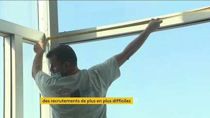 Dans un contexte de reprise économique, les entreprises rencontrent des difficultés pour trouver du personnel. Certaines tentent de recruter en incitant financièrement. (Économie : de nombreuses entreprises ont des difficultés pour recruter)