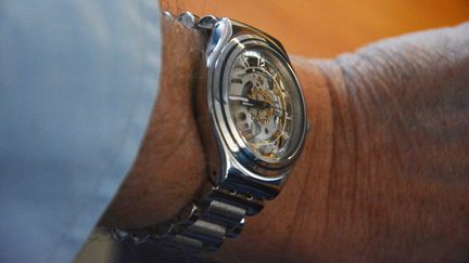 Une montre à un poignet. (JEAN-CHRISTOPHE BOURDILLAT / RADIO FRANCE)