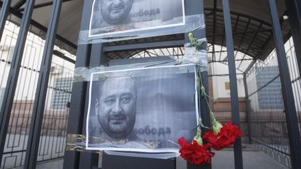 Des personnes ont rendu hommage, le 30 mai 2018 à Kiev (Ukraine) au journaliste russe Arkadi Babtchenko, dont la mort avait été annoncée mais elle n'était en fait qu'une mise en scène (STR / NURPHOTO / AFP)