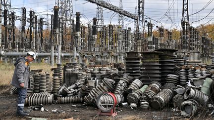 Un ouvrier examine les dégats d'un missile russe sur une centrale électrique en Ukraine, le 27 octobre 2022. (SERGEI SUPINSKY / AFP)