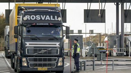 Contrôle d'un camion à la frontière suédoise. (ERLAND VINBERG / TT NEWS AGENCY / AFP)