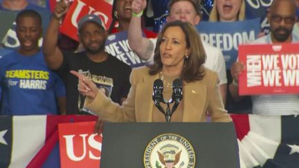 À quelques jours de l'élection américaine qui s'annonce indécise, Kamala Harris et Donald Trump enchaînent les meetings dans les États-clés, notamment en Caroline du Nord, où l'avion de la candidate démocrate a atterri juste à côté de celui de son concurrent, samedi 2 novembre. (FRANCE 2)