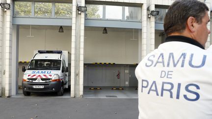 Une ambulance du Samu, à Paris, en août 2012. (photo d'illustration) (PATRICK KOVARIK / AFP)