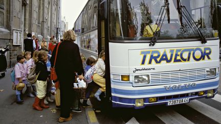 Des enfants montent dans un bus scolaire. (ALAIN LE BOT / PHOTONONSTOP / AFP)