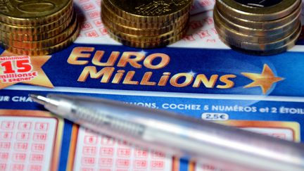 Une grille&nbsp;d'Euromillions, le 14 août 2015. (GERARD BOTTINO / AFP)