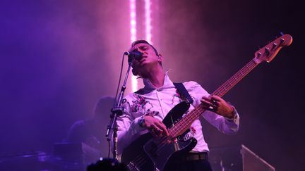 Oliver Sim de The XX fait plaisir aux festivaliers en déclarant : "Paris est notre ville préférée pour jouer". La meilleure des façons de fermer ces trois jours de folie au Domaine de Saint-Cloud.
 (Gilles Scarella / FTV)