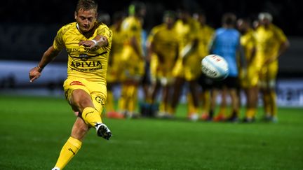 Jules Plisson, demi-d'ouverture de La Rochelle, a inscrit 16 points (GAIZKA IROZ / AFP)