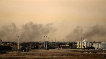 Des frappes aériennes pilonnent Benghazi, le 19 mars 2011. (AFP/PATRICK BAZ)