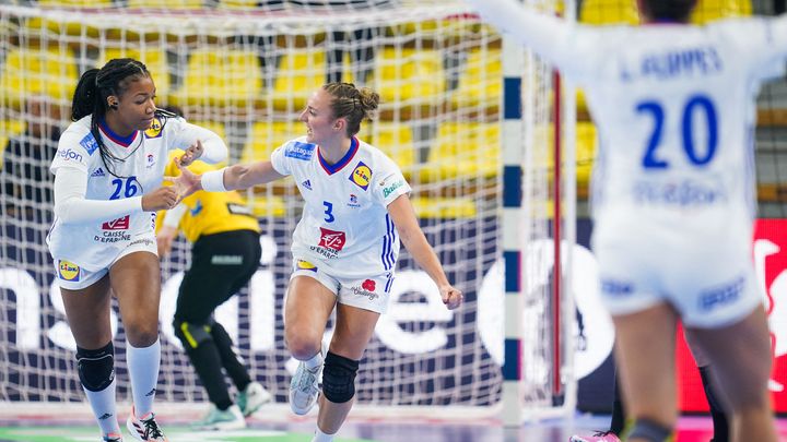 Les françaises Pauletta Foppa et Alicia Toublanc célébrant un but lors d'un match de l'Euro de handball, opposant la France et le&nbsp;Monténégro, le 13 novembre 2022, à Skopje, Macédoine. (HENK SEPPEN / AFP)