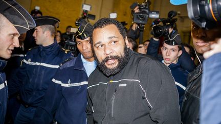 Le pol&eacute;miste Dieudonn&eacute; au tribunal correctionnel de Paris, mercredi 28 janvier 2015. (CITIZENSIDE / AURÉLIEN MORISSARD / AFP)