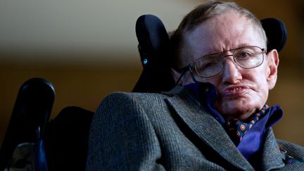 Le physicien Stephen Hawking lors de la soirée d'ouverture du Cambridge Film Festival à Cambridge, dans l'est de l'Angleterre, le 19 septembre 2013. (ANDREW COWIE / AFP)