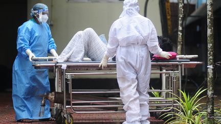 Les membres du personnel de santé doivent prendre des mesures de précaution pour s'occuper des patients identifiés comme cas contacts au virus Nipah, dans le sud de l'Inde en septembre 2023. (AFP)