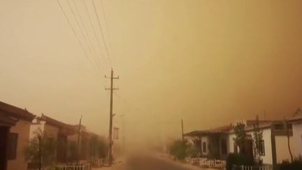 Chine : une impressionnante tempête de sable frappe le nord du pays