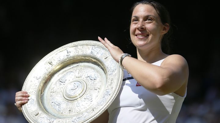 Marion Bartoli pose avec son troph&eacute;e apr&egrave;s sa victoire &agrave; Wimbledon (Royaume-Uni), le 6 juillet 2013. (STEFAN WERMUTH / REUTERS)