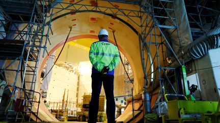 Un agent EDF sur le chantier de la centrale nucléaire de Flamanville, où les premiers réacteurs pressurisés européens (EPR) de France sont en construction,&nbsp;en novembre 2016. (CHARLY TRIBALLEAU / AFP)