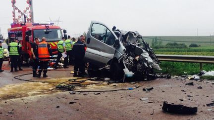 Les secours interviennent autour du minibus accident&eacute; sur la D619, dans l'Aube, mardi 22 juillet 2014. (  MAXPPP)