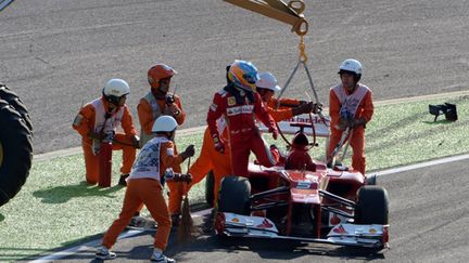 Fernando Alonso obligé de quitter sa voiture accidentée à Suzuka