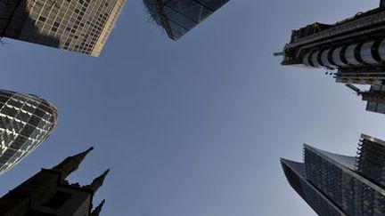 Les gratte-ciel et l'église médiévale Saint Andrew Undershaft cohabitent dans le ciel de la City de Londres... ( REUTERS - Toby Melville)