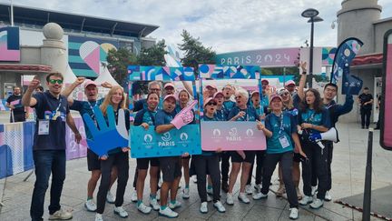 Les bénévoles des Jeux olympiques et paralympiques réunis devant l'hôtel de ville de Paris (Marion Ferrere)