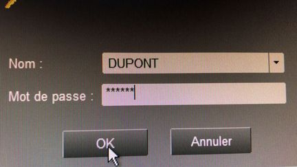 Quelqu'un inscrit son mot de passe qui donne accés au logiciel. (JEAN-CHRISTOPHE BOURDILLAT / RADIO FRANCE)