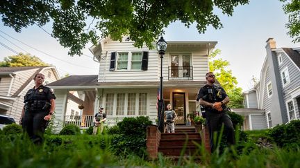 Des policiers devant la maison du juge Brett Kavanaugh, le 1er juin 2022 à Washington (Etats-Unis). (ALLISON BAILEY / NURPHOTO / AFP)