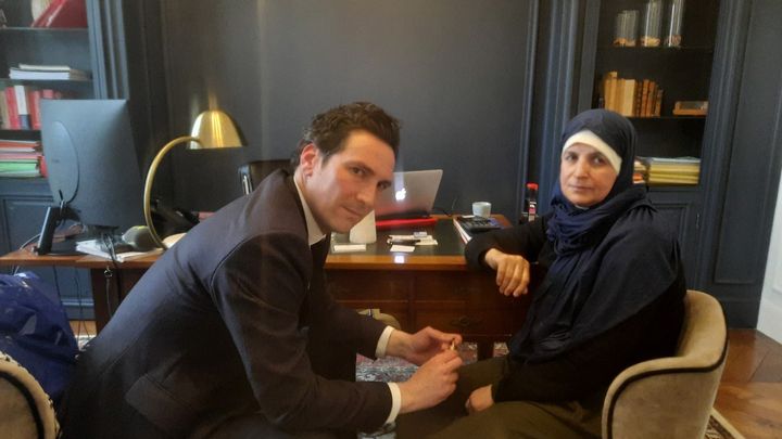 Noura, la mère de Rayana, et Me Florian Lastelle, avocat de la famille, en avril 2023. (MATHILDE LEMAIRE / RADIOFRANCE)