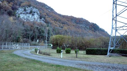 Les faits s'étaient produits sur cette petite route, à Tarascon-sur-Ariège, en Ariège. (FLORENT RAOUL / MAXPPP)