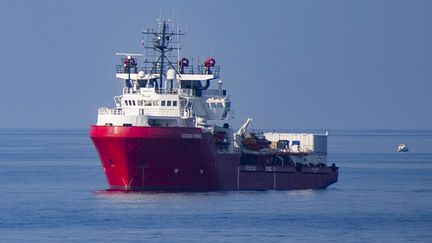 L"Ocean Viking" sur la mer Méditerranée, le 15 septembre 2019 au large de Lampedusa (Italie).&nbsp; (ALESSANDRO SERRANO / AFP)