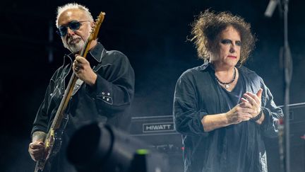 Reeves Gabrels, à gauche, et Robert Smith du groupe de rock britannique The Cure se produisent lors du festival de musique Austin City Limits le 12 octobre 2019 au Zilker Park à Austin, au Texas. (SUZANNE CORDEIRO / AFP)