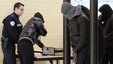 Quatre des accus&eacute;s arrivent au palais de justice d'Evry (Essonne), le 26 novembre 2013, pour le proc&egrave;s en appel des viols collectifs de Fontenay-sous-Bois.&nbsp; (BERTRAND GUAY / AFP)