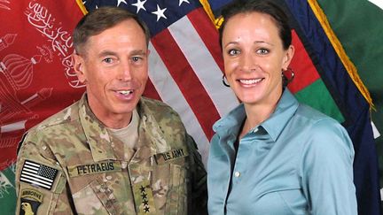 Le g&eacute;n&eacute;ral David Petraeus et sa biographe et ma&icirc;tresse, Paula Broadwell, en Afghanistan, le 13 juillet 2011. (ISAF / AFP)