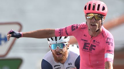 Par ici la troisième victoire d'étape pour Magnus Cort Nielsen (EF), lors de la 19e étape de la Vuelta, le 3 septembre. (MIGUEL RIOPA / AFP)