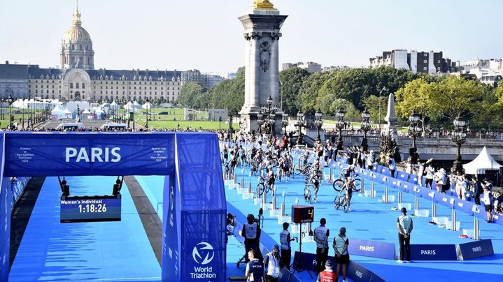 L'aire de transition sur le pont Alexandre-III, lors du test event du triathlon à Paris, le 17 août 2023. (KAZUNORI HIRACHI / THE YOMIURI SHIMBUN / AFP)