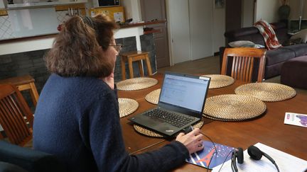 Une femme en télétravail à son domicile à Aoûste-sur-Sye (Drôme). (STEPHANE MARC / MAXPPP)