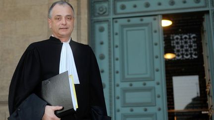 Daniel Picotin, un des avocats des "reclus de Monflanquin", a propos&eacute; au gouvernement et aux parlementaires un texte visant &agrave; renforcer la l&eacute;gislation contre les manipulations mentales, le 5 octobre 2012. (JEAN-PIERRE MULLER / AFP)