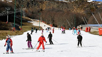 Des skieurs à la station de Super Besse (Puy-de-Dôme) le 29 décembre 2018. (MAXPPP)