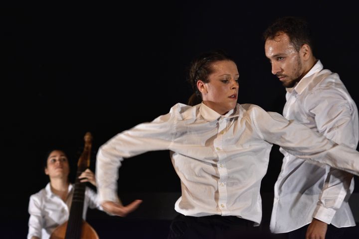 Lucile Boulanger, Mathilde Devoghel et Aymen Fikri dans "Trio" le 18 septembre 2021. (BERTRAND PICHENE - FESTIVAL D'AMBRONAY)