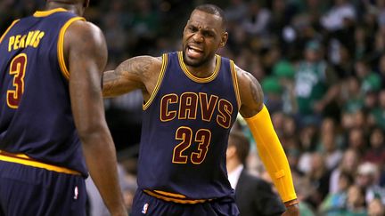 LeBron James et les Cavs ont largement dominé le Game 4  (JIM ROGASH / GETTY IMAGES NORTH AMERICA)