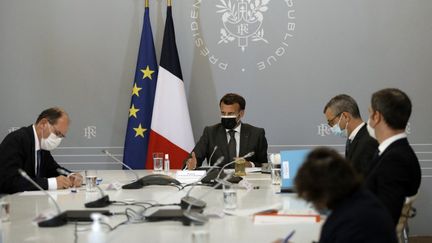 Emmanuel Macron anime une réunion à l'Elysée (Paris) sur la campagne de vaccination, le 20 avril 2021. (LEWIS JOLY / POOL / AFP)